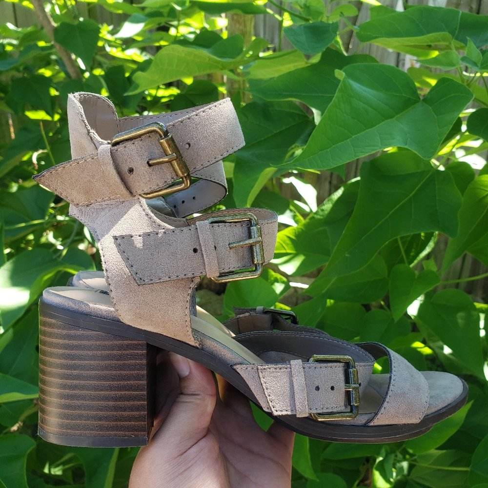 Womens Block Heel Suede Buckle Sandals - Taupe
